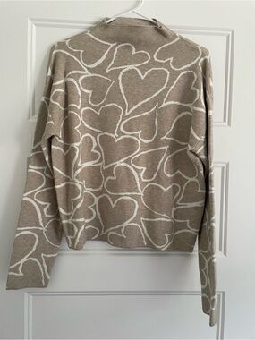 M - heart sweater